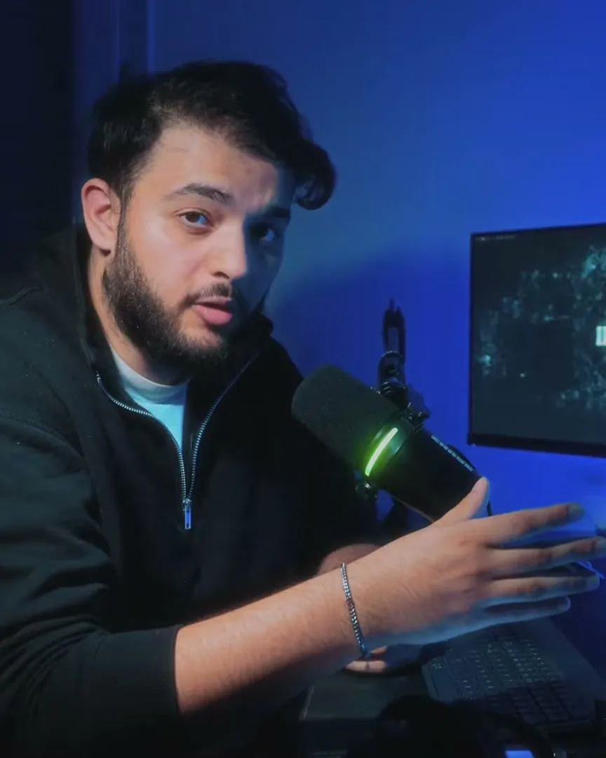 Salah à son bureau de montage